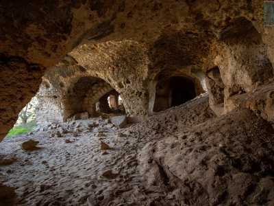 ...da cui partono una serie di archi che rendono il soffitto voltato